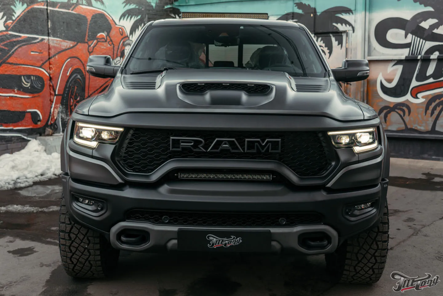 Оклеили RAM TRX матовым полиуретаном, выполнили комплексную шумоизоляцию салона и установили дополнительное освещение Rigid